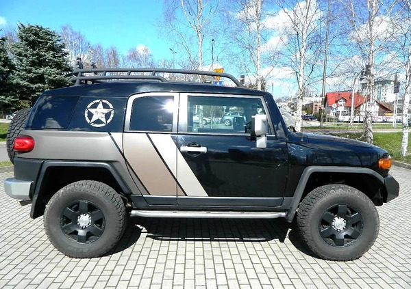 Toyota FJ cena 120000 przebieg: 227300, rok produkcji 2010 z Rzeszów małe 379